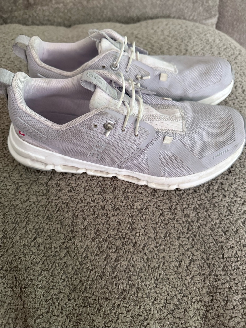 On Running Kids Sneakers in Light Gray or and White